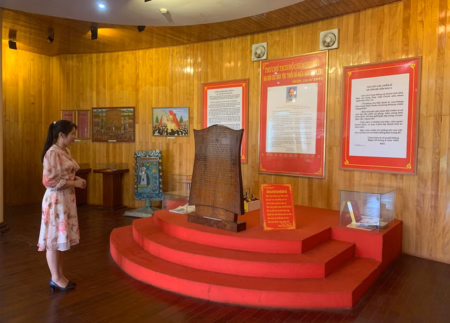  Không gian trưng bày các hiện vật, tư liệu về Chủ tịch Hồ Chí Minh và bức thư của Bác được khắc trên tấm gỗ hương mô phỏng nhà rông Tây Nguyên tại Bảo tàng Hồ Chí Minh-Chi nhánh Gia Lai-Kon Tum (Bảo tàng tỉnh). Ảnh: Phương Linh