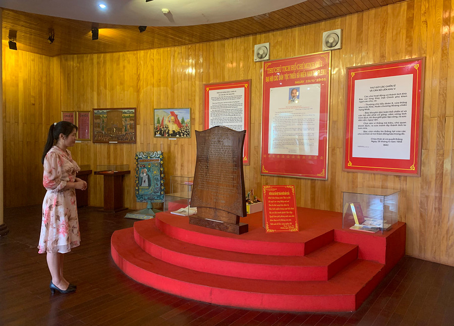 Không gian trưng bày các hiện vật, tư liệu về Chủ tịch Hồ Chí Minh và bức thư của Bác được khắc trên tấm gỗ hương mô phỏng nhà rông Tây Nguyên tại Bảo tàng Hồ Chí Minh-Chi nhánh Gia Lai-Kon Tum (Bảo tàng tỉnh). Ảnh: Phương Linh  Không gian trưng bày các hiện vật, tư liệu về Chủ tịch Hồ Chí Minh và bức thư của Bác được khắc trên tấm gỗ hương mô phỏng nhà rông Tây Nguyên tại Bảo tàng Hồ Chí Minh-Chi nhánh Gia Lai-Kon Tum (Bảo tàng tỉnh). Ảnh: Phương Linh