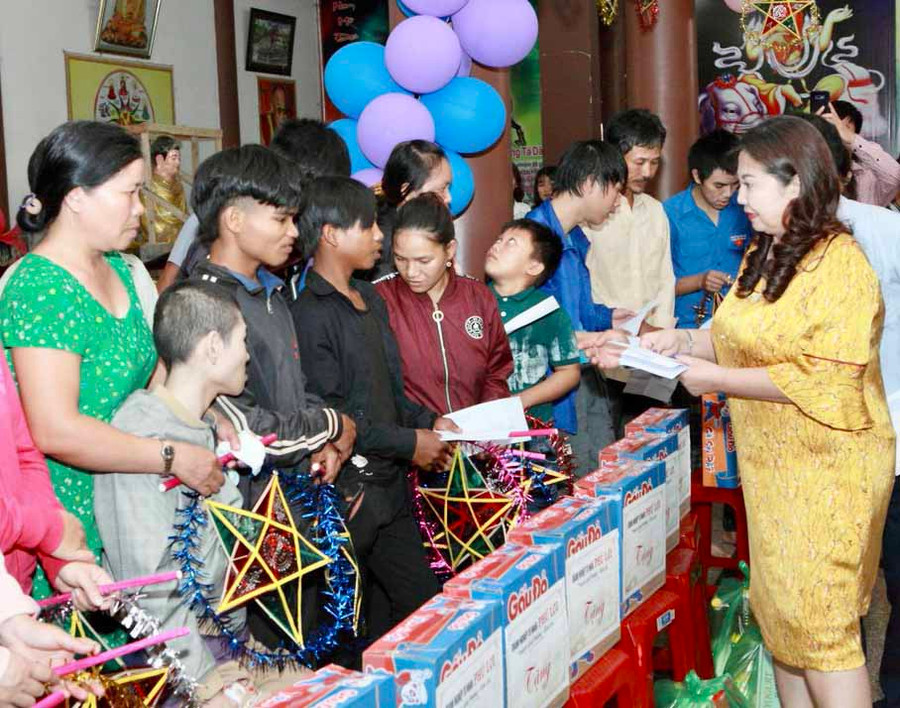 11-4-2021 Hội NNCĐDCDioxin huyện Chư Sê phối hợp với mạnh thường quân tổ chức tặng quà cho NNCĐDC tại huyện. Ảnh Như Nguyện