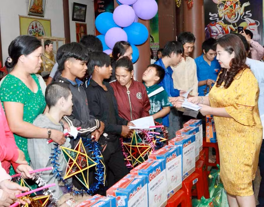 11-4-2021 Hội NNCĐDCDioxin huyện Chư Sê phối hợp với mạnh thường quân tổ chức tặng quà cho NNCĐDC tại huyện. Ảnh Như Nguyện