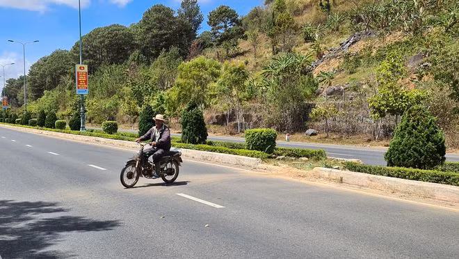 Xe máy vô tư băng qua đường cao tốc Liên Khương- Prenn. ẢNH: LÂM VIÊN