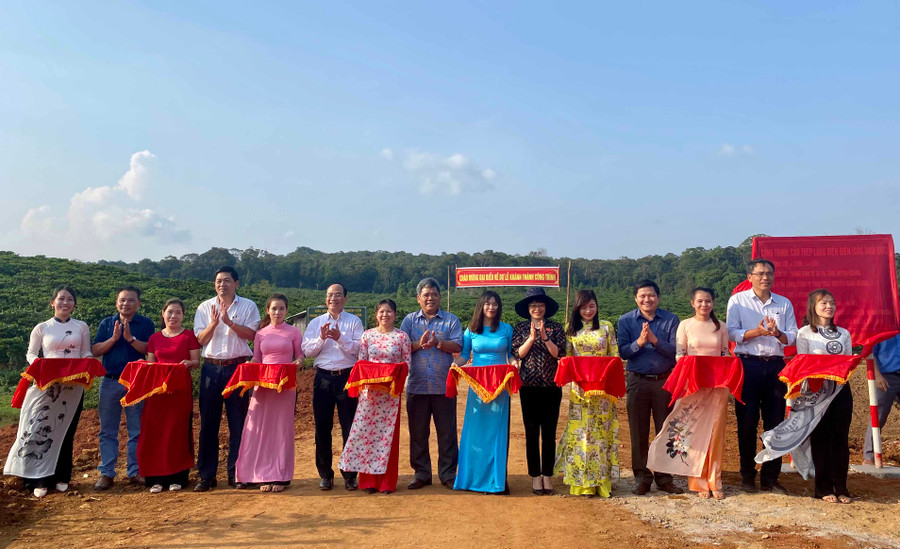 Ảnh 2: Các đại biểu cắt băng khánh thành công trình cầu dân sinh bắt qua suối Đục, làng Điện Biên.
