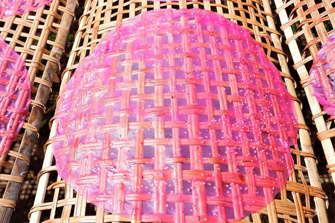 Bánh tráng thanh long được cho thêm mè vào để tăng mùi vị bánh ẢNH: MINH CHƠN