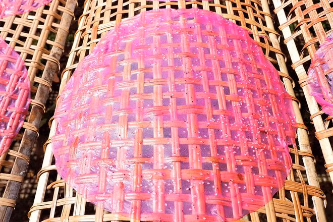 Bánh tráng thanh long được cho thêm mè vào để tăng mùi vị bánh ẢNH: MINH CHƠN