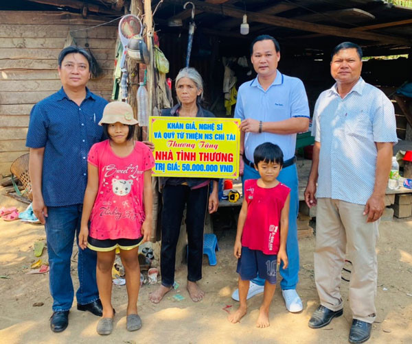 Trao tặng tiền xây dựng nhà tinh thương cho hộ bà Nay H'Đer Ảnh Ngọc Anh 