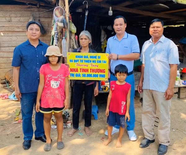 Trao tặng tiền xây dựng nhà tinh thương cho hộ bà Nay H'Đer Ảnh Ngọc Anh 