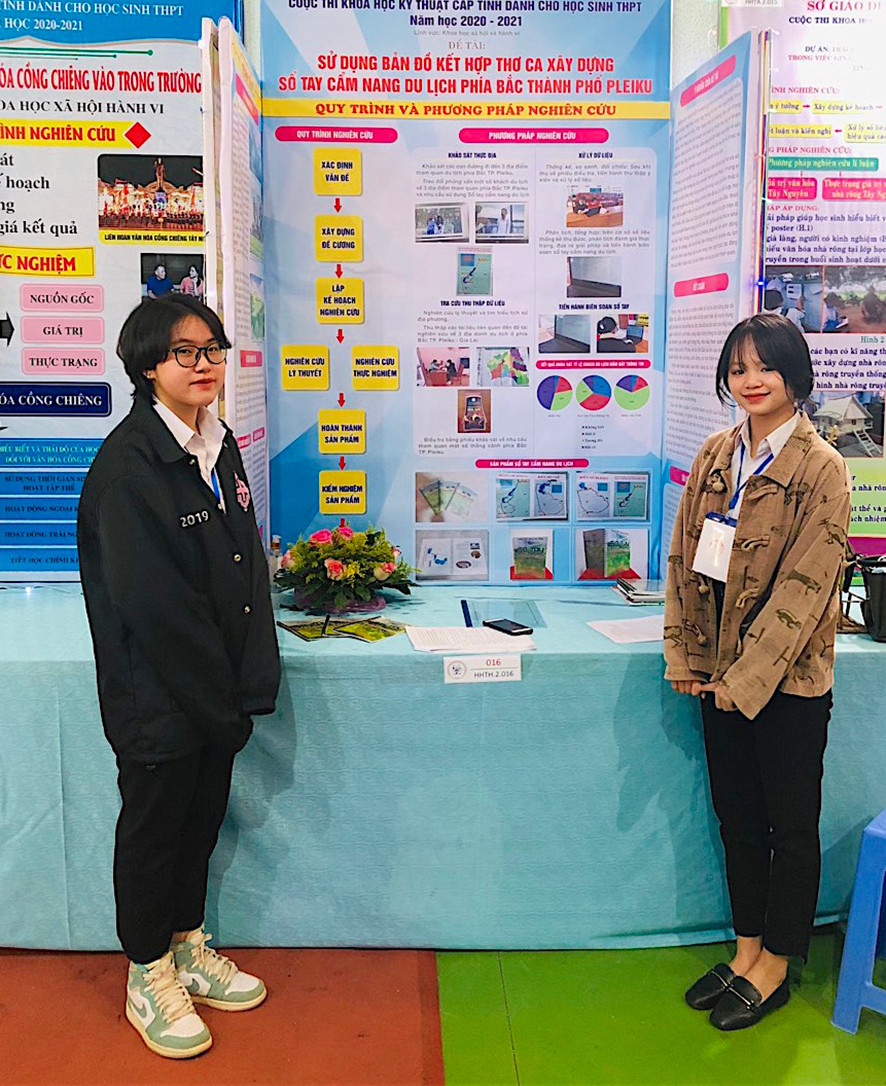 Đề tài của Nguyễn Thị Minh Khánh (bìa phải) và Nguyễn Thị Thanh Huyền (Trường THPT Hoàng Hoa Thám, TP. Pleiku) đã đạt giải tư tại Cuộc thi Khoa học kỹ thuật học sinh trung học cấp tỉnh lần thứ VII năm học 2020-2021. Ảnh: Mộc Trà.