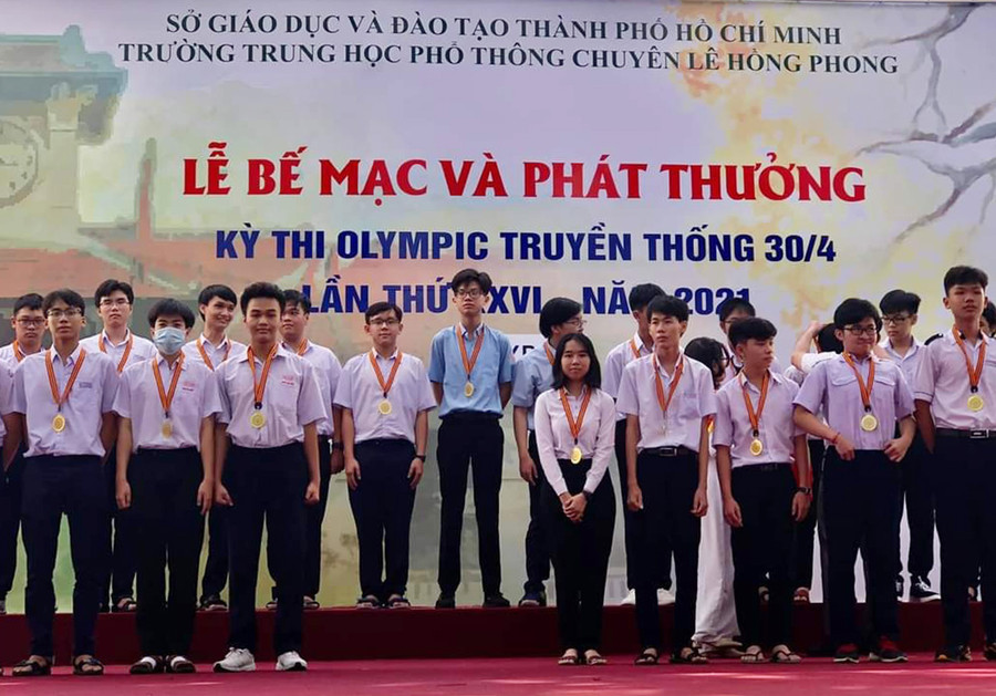Các em học sinh đạt huy chương vàng tại kỳ thi. Ảnh: D.L Ảnh: Duy Lê