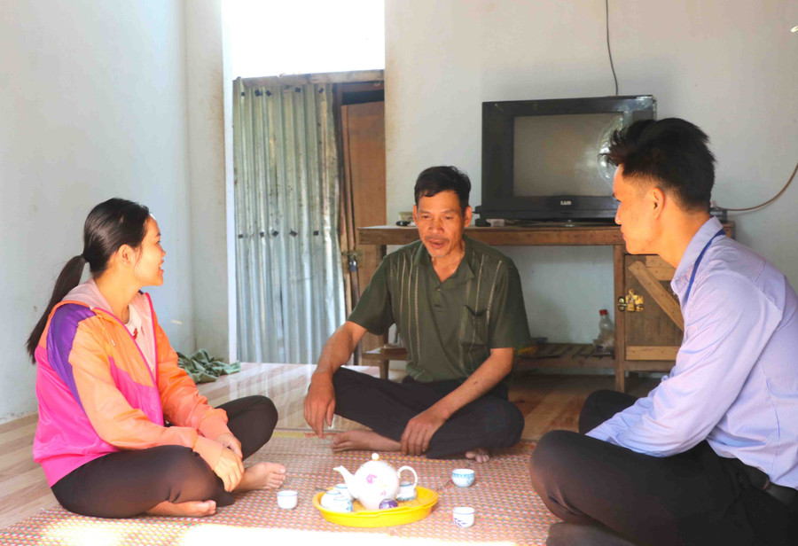 Ông Triệu Văn Bảy (ở giữa; thôn 1, xã Đông, huyện Kbang) chia sẻ niềm vui trong căn nhà kiên cố. Ảnh: Ngọc Minh