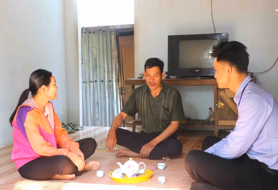 Ông Triệu Văn Bảy (ở giữa; thôn 1, xã Đông, huyện Kbang) chia sẻ niềm vui trong căn nhà kiên cố. Ảnh: Ngọc Minh