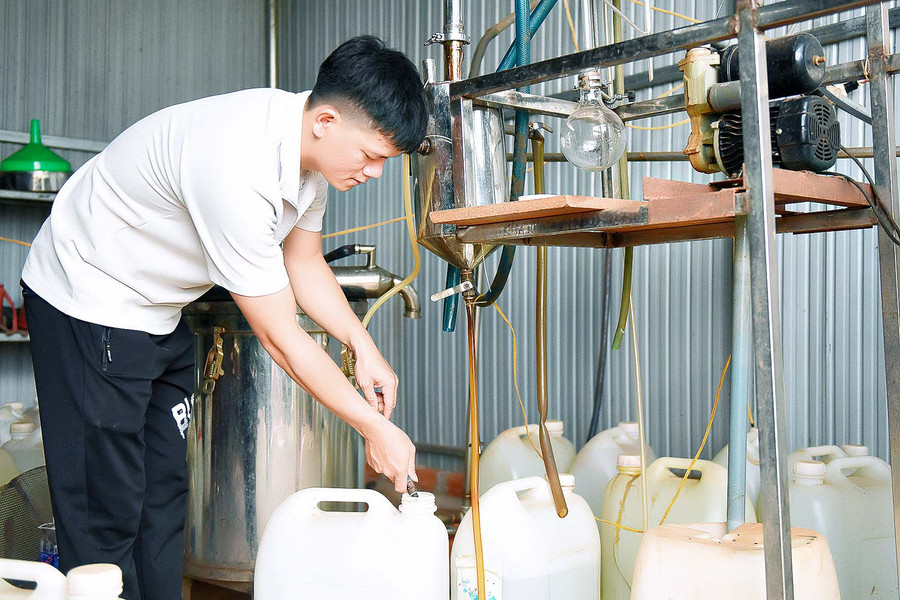 6.Hơn 300 triệu đồng mua sắm trang thiết bị máy móc phục vụ cho chế biến sản phẩm và phát triển của HTX hạt giấy. 