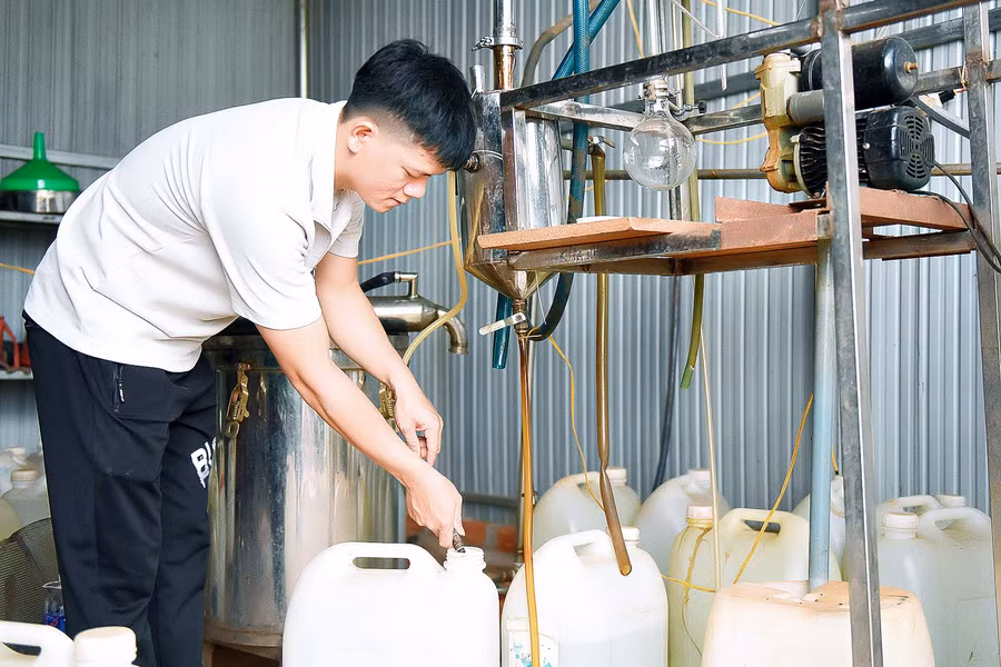 6.Hơn 300 triệu đồng mua sắm trang thiết bị máy móc phục vụ cho chế biến sản phẩm và phát triển của HTX hạt giấy. 