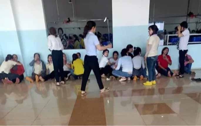 Hàng chục công nhân có biểu hiện đau đầu, nôn ói sau bữa trưa. Ảnh B.N Hàng chục công nhân có biểu hiện đau đầu, nôn ói sau bữa trưa. Ảnh B.N