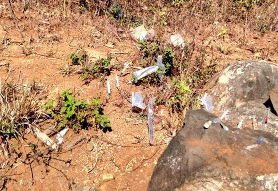  Vỏ thủy tinh, bơm kim tiêm vứt bừa bãi tại khu vực rẫy bên đường Bùi Đình Túy (TP. Pleiku). Ảnh: Hoàng Minh