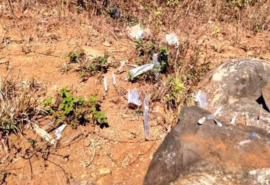 Vỏ thủy tinh, bơm kim tiêm vứt bừa bãi tại khu vực rẫy bên đường Bùi Đình Túy (TP. Pleiku). Ảnh: Hoàng Minh Vỏ thủy tinh, bơm kim tiêm vứt bừa bãi tại khu vực rẫy bên đường Bùi Đình Túy (TP. Pleiku). Ảnh: Hoàng Minh