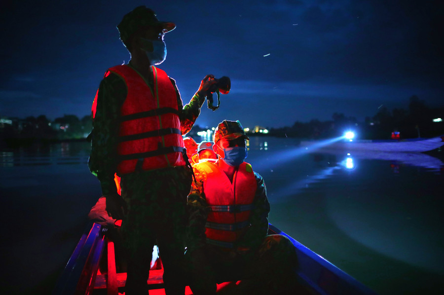 Chiến sĩ Đồn biên phòng cửa khẩu Long Bình tuần tra trên sông Bình Di lúc nửa đêm. ẢNH: NGỌC DƯƠNG
