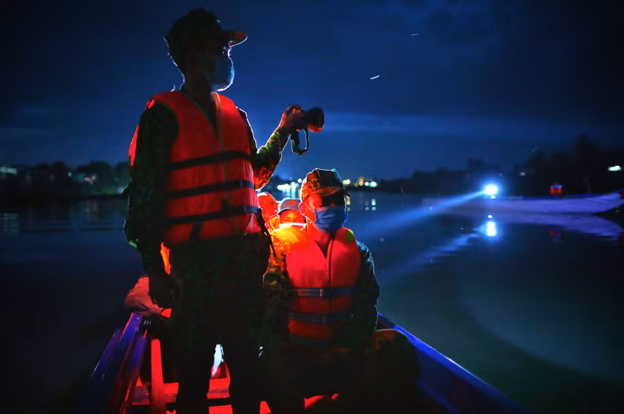 Chiến sĩ Đồn biên phòng cửa khẩu Long Bình tuần tra trên sông Bình Di lúc nửa đêm. ẢNH: NGỌC DƯƠNG