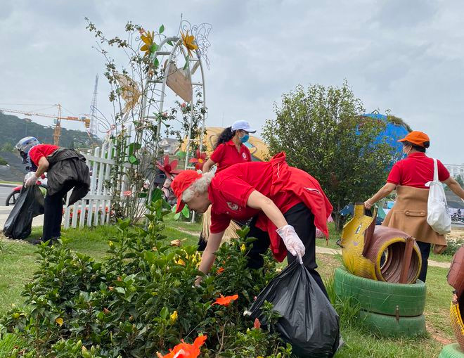 Thu gom rác quanh hồ Xuân Hương. ẢNH: LÂM VIÊN