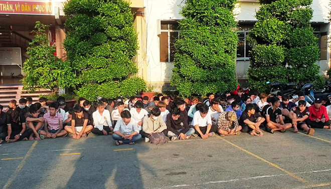 Gần 100 thanh, thiếu niên tổ chức đua xe trái phép trên Quốc lộ 1 bị lực lượng Công an Tiền Giang đưa về trụ sở xử lý.