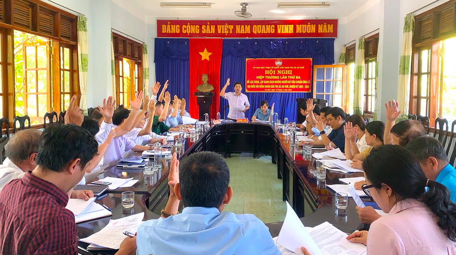  Đại biểu thống nhất lập danh sách 49 người đủ tiêu chuẩn ứng cử Đại biểu HĐND thị xã An Khê khóa XIII nhiệm kỳ 2021-2026. Ảnh: Ngọc Minh