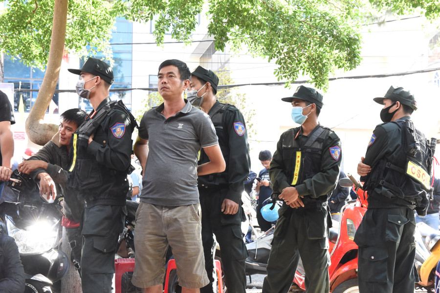 Rất đông Cảnh sát Cơ động đã được huy động để hỗ trợ đảm bảo an ninh trật tự ở khu vực bán vé.