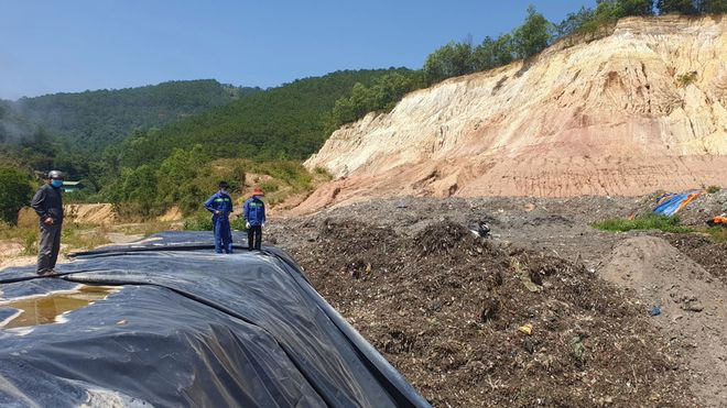 Hàng chục tấn xỉ rác, bùn đất đổ tại bãi chứa Nhà máy xử lý rác Bảo Lộc ẢNH: TRÙNG DƯƠNG