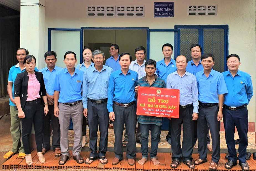 Công đoàn Cao su Việt Nam hỗ trợ làm nhà cho công nhân nghèo Công ty Cao su Chư Prông. Ảnh. Đinh Yến