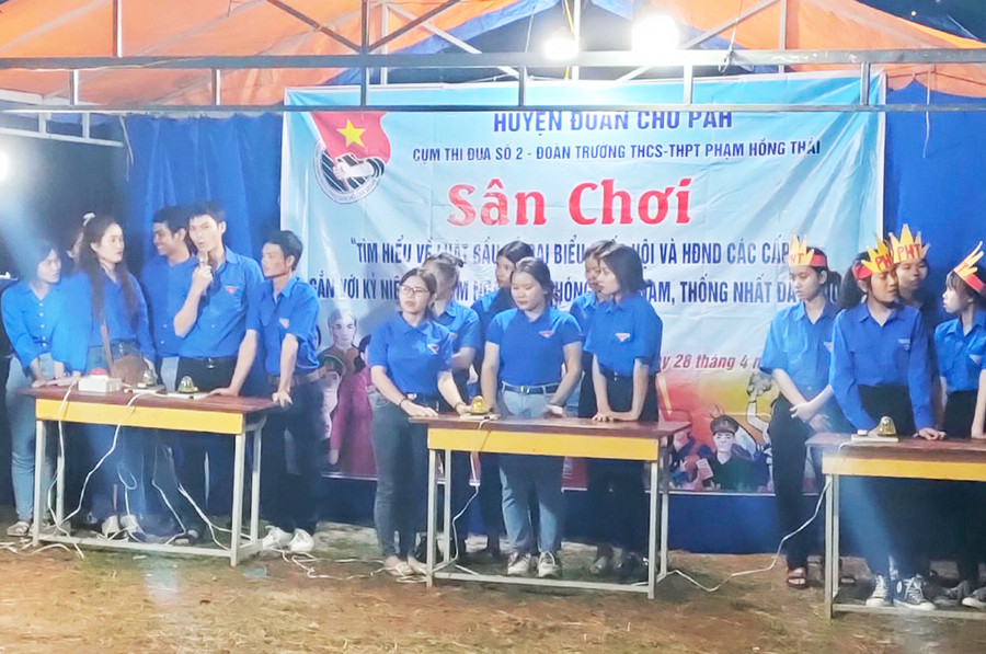  Các đội chơi thi trả lời câu hỏi trắc nghiệm về bầu cử Quốc hội và HĐND các cấp. Ảnh: Hà Đức Thành