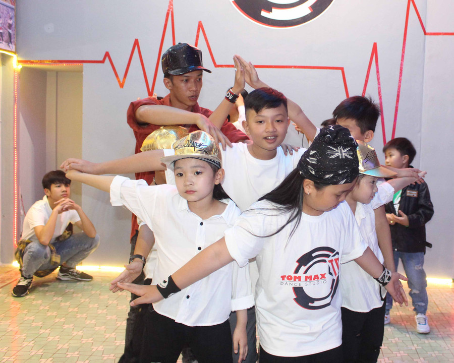 Cường luôn uốn nắn từng động tác cho học trò. Ảnh Nguyễn Giang