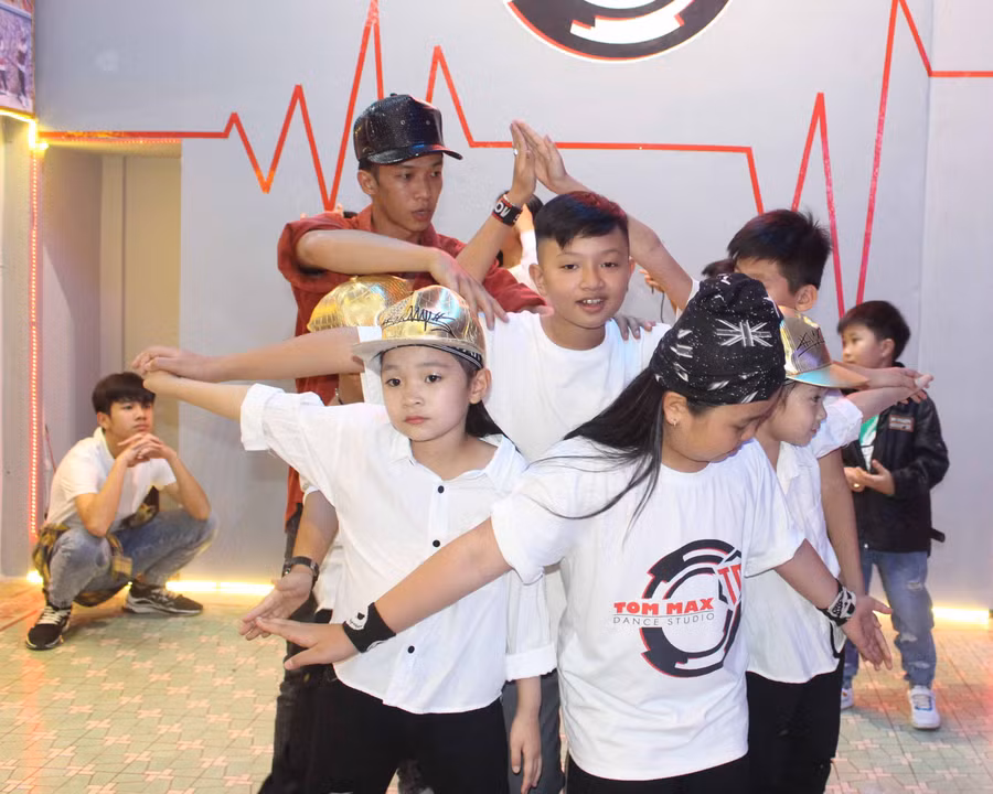 Cường luôn uốn nắn từng động tác cho học trò. Ảnh Nguyễn Giang