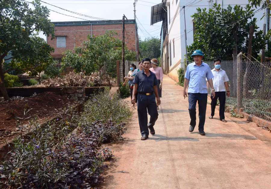 Người dân làng Mook Trêl (xã Ia Dom, huyện Đức Cơ) đóng góp gần 100 triệu đồng để làm đường bê tông. Ảnh: Vĩnh Hoàng