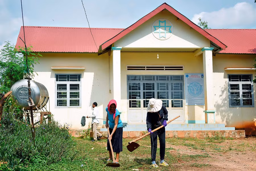 10.Bà con làng Tao Ôr, xã Ia Roong, huyện Chư Pưh làm vệ sinh khu vực nhà sinh hoạt cộng đồng nơi sẽ diễn ra bầu cử HÐND các cấp, nhiệm kỳ 2021 - 2026. 