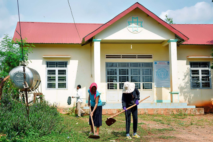 10.Bà con làng Tao Ôr, xã Ia Roong, huyện Chư Pưh làm vệ sinh khu vực nhà sinh hoạt cộng đồng nơi sẽ diễn ra bầu cử HÐND các cấp, nhiệm kỳ 2021 - 2026. 