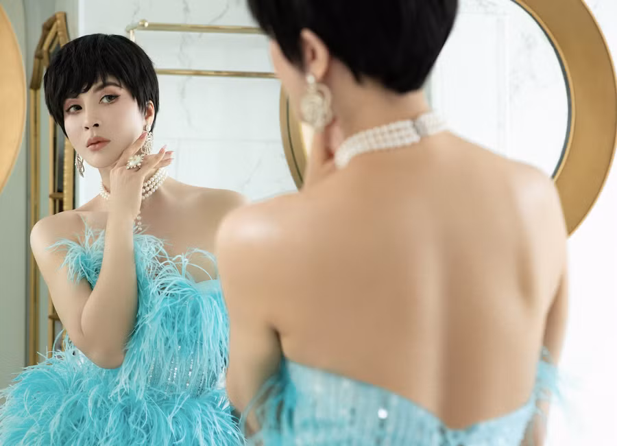 MC Thanh Mai quyến rũ với loạt váy dạ hội điệu đà, tôn dáng với phom dáng cúp ngực. Đồng thời, cô còn khéo léo phối vòng cổ ngọc trai làm điểm nhấn. ẢNH: NVCC