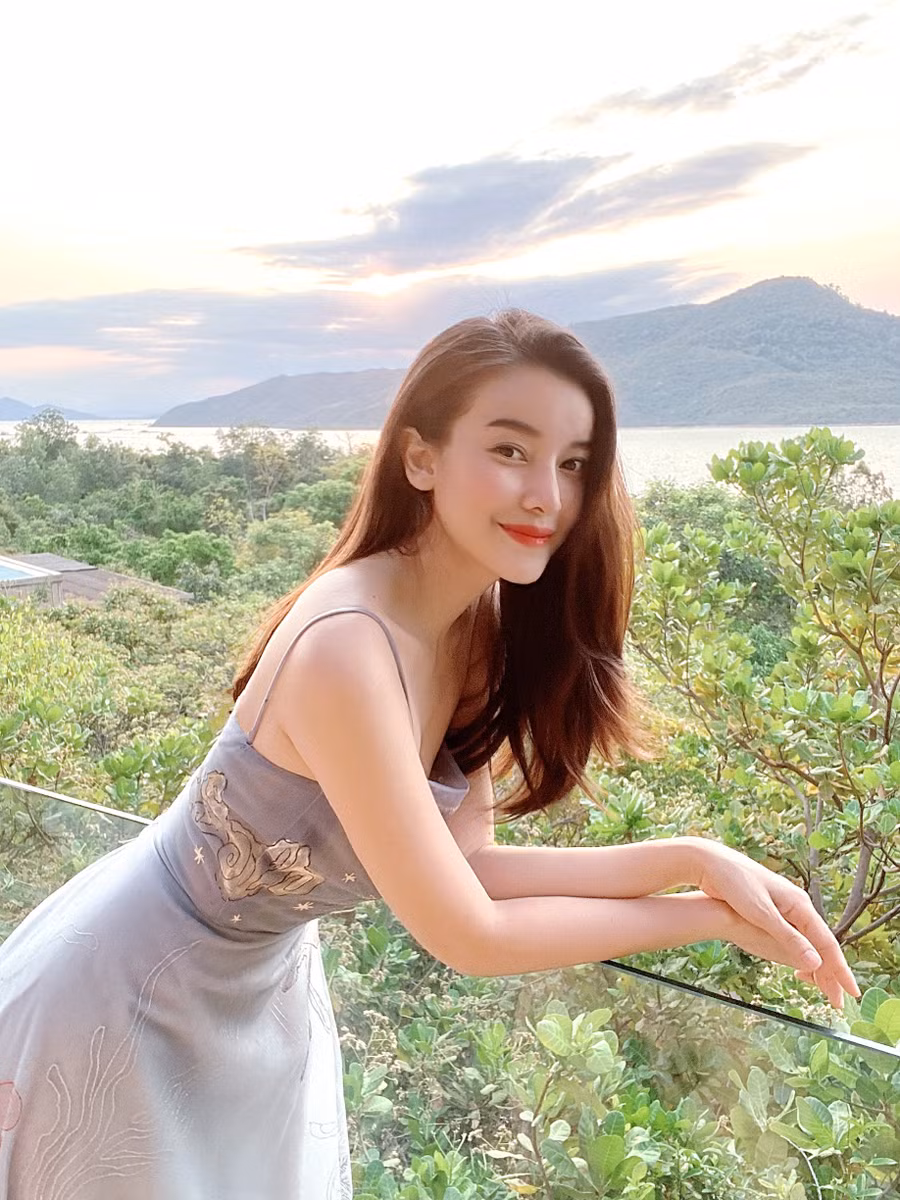 Đón tuổi mới, nữ diễn viên hi vọng sẽ đạt được những cột mốc quan trọng trong sự nghiệp và tình yêu. Năm 2021 là một năm đáng nhớ của nữ diễn viên khi cô tham gia nhiều dự án truyền hình và điện ảnh nổi bật. ẢNH: NVCC