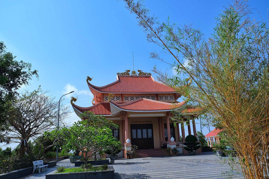 Nhà tưởng niệm các liệt sĩ nằm giữa quần thể cây xanh 