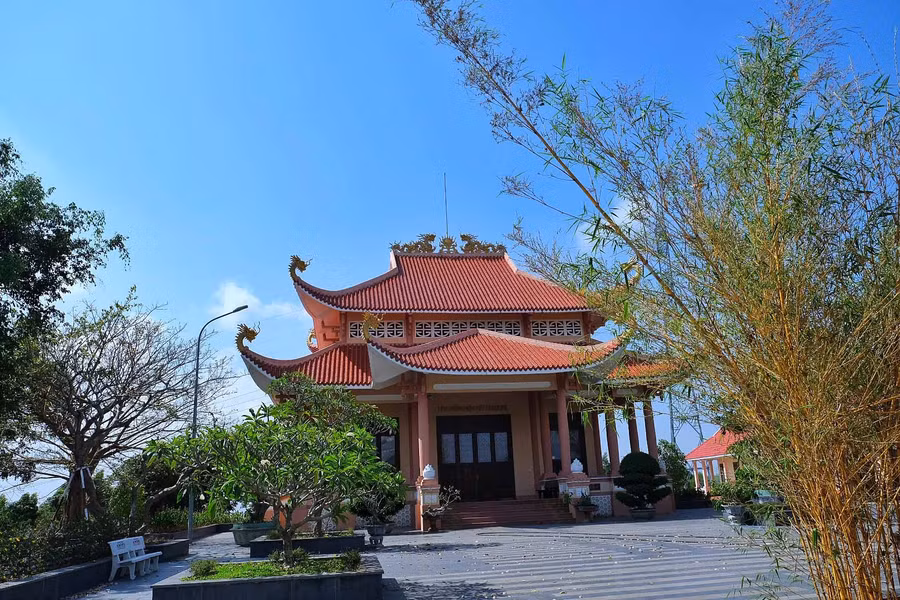 Nhà tưởng niệm các liệt sĩ nằm giữa quần thể cây xanh 