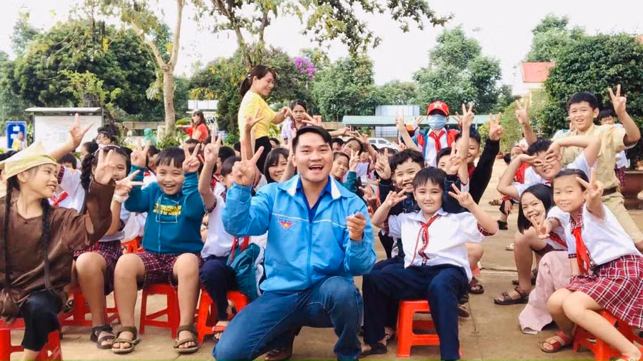 Anh Phạm Ngọc Chung-Phó Bí thư Chi Đoàn làng Út 1 (xã Ia Hrung, huyện Ia Grai) luôn gần gũi với các em thiếu nhi. Ảnh: Thủy Bình