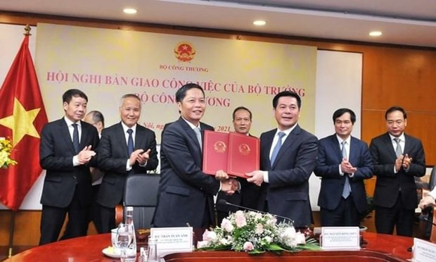 Nguyên Bộ trưởng Bộ Công Thương Trần Tuấn Anh và tân Bộ trưởng Bộ Công Thương Nguyễn Hồng Diên tại hội nghị bàn giao nhiệm vụ Bộ trưởng Bộ Công Thương. (Ảnh: PV/Vietnam+) Nguyên Bộ trưởng Bộ Công Thương Trần Tuấn Anh và tân Bộ trưởng Bộ Công Thương Nguyễn Hồng Diên tại hội nghị bàn giao nhiệm vụ Bộ trưởng Bộ Công Thương. (Ảnh: PV/Vietnam+)