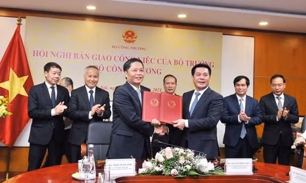  Nguyên Bộ trưởng Bộ Công Thương Trần Tuấn Anh và tân Bộ trưởng Bộ Công Thương Nguyễn Hồng Diên tại hội nghị bàn giao nhiệm vụ Bộ trưởng Bộ Công Thương. (Ảnh: PV/Vietnam+)