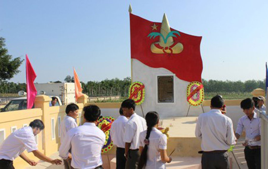 Bia tưởng niệm 39 học sinh Vĩnh Hiền tử nạn trên chuyến xe trong chiến dịch K8. ẢNH: ĐĂNG ĐỨC