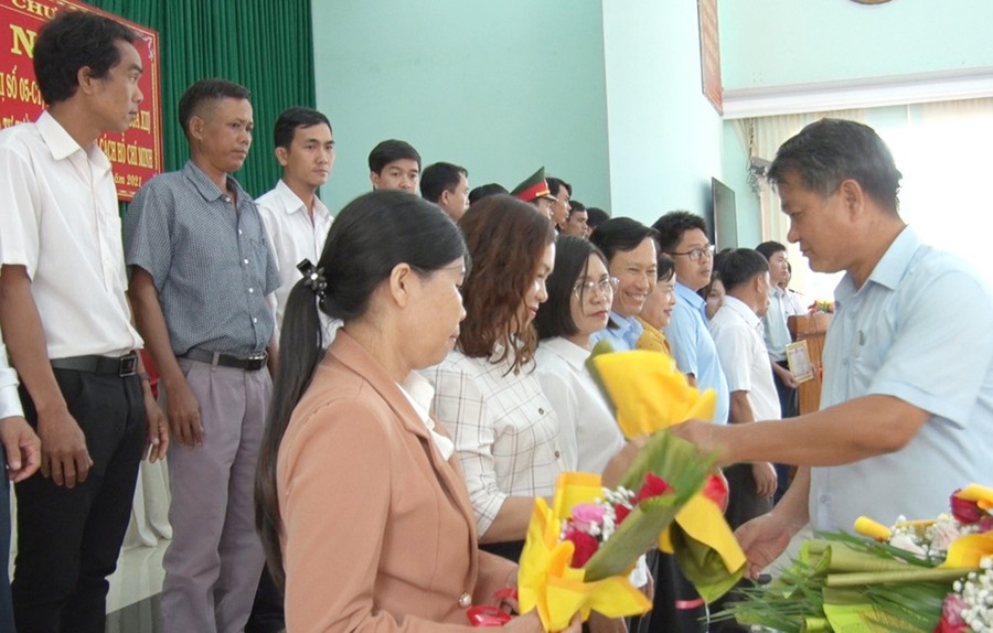 Dịp này, nhiều tập thể, cá nhân được UBND huyện Khen thưởng vì có thành tích xuất sắc trong học tập làm theo gương bác. Ảnh 