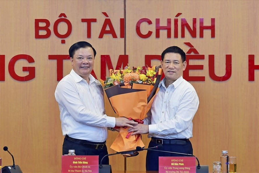 Ông Đinh Tiến Dũng tặng hoa chúc mừng tân Bộ trưởng Bộ Tài chính Hồ Đức Phớc. Ảnh: BTC Ông Đinh Tiến Dũng tặng hoa chúc mừng tân Bộ trưởng Bộ Tài chính Hồ Đức Phớc. Ảnh: BTC