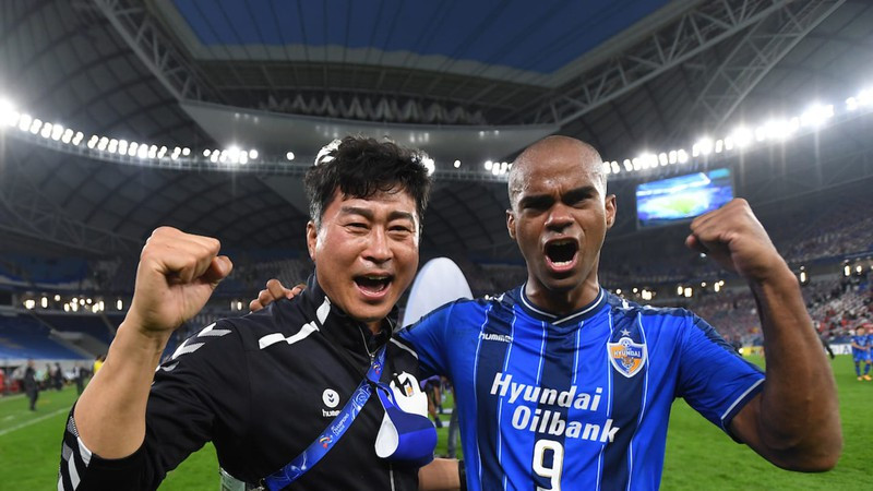 HLV Kim Do Hoon vừa giành chức vô địch AFC Champions League.