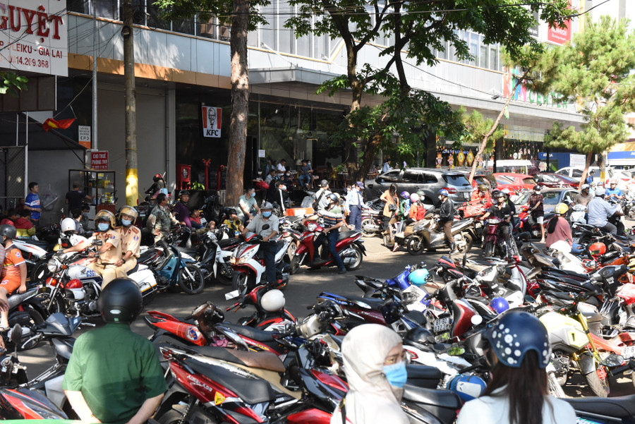 Bên phía đường Quang Trung cũng có rất đông người đến đợi mua vé.