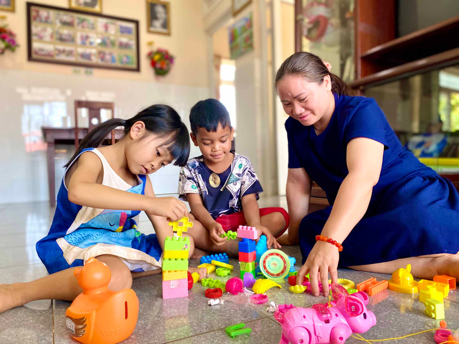 Chị Nay Kram đã dành trọn tuổi xuân và tình yêu cho những đứa trẻ bất hạnh tại ngôi nhà số 12 (Làng trẻ em SOS Pleiku). Ảnh: Hồng Thi