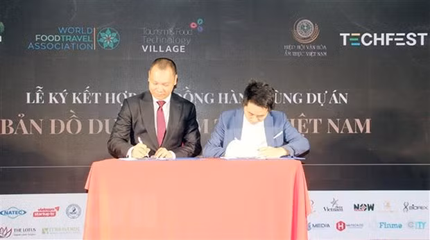 Đại diện doanh nghiệp ký kết hợp tác thực hiện dự án Bản đồ Du lịch ẩm thực Việt Nam. (Ảnh: Mỹ Phương/TTXVN)