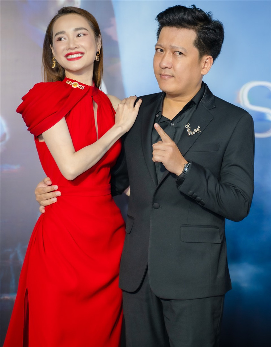 Nhã Phương diện đầm đỏ rực rỡ, sánh bước bên Trường Giang trên thảm đỏ. Nữ diễn viên tiết lộ được ông xã hộ tống, chăm sóc khi đi sự kiện chung. Ảnh: NSCC. Nhã Phương diện đầm đỏ rực rỡ, sánh bước bên Trường Giang trên thảm đỏ. Nữ diễn viên tiết lộ được ông xã hộ tống, chăm sóc khi đi sự kiện chung. Ảnh: NSCC.