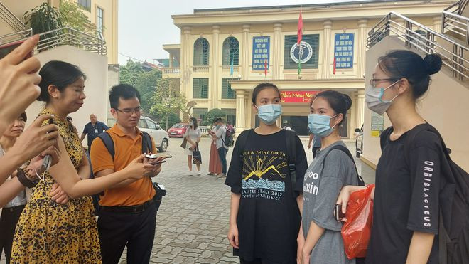 Học sinh Học viện Múa Việt Nam trả lời phỏng vấn các nhà báo. ẢNH QUÝ HIÊN