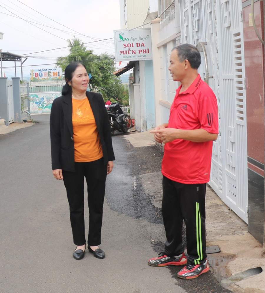  Bà Hồ Thị Nhâm trao đổi với người dân về việc làm cống thoát nước tại các con hẻm. Ảnh: Hồng Thương